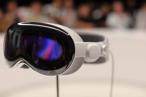 Article image for Apple Vision Pro VP Paul Meade Leaves for OpenAI Hardware Team Amid Internal Leadership Shake-Up