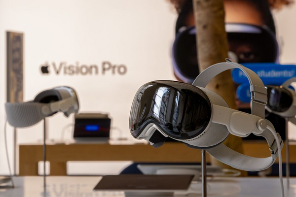 Article image for Apple Vision Pro Engineering VP Paul Meade Leaves for OpenAI's Hardware Unit, Joining Jony Ive's AI Device Team