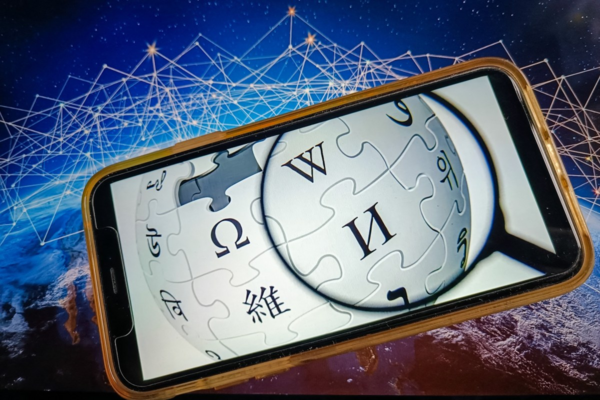 Wikipedia Halts AI Article Summary Pilot After Editor Backlash